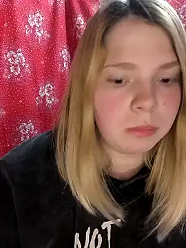 Snapshot of Zuli_Kiska chatting on March 14, 2025, 9:21 pm Zuli Kiska online show from March 14, 2025, 9:21 pm