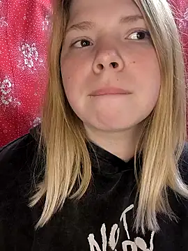 Snapshot of Zuli_Kiska chatting on March 22, 2025, 9:31 pm Zuli Kiska online show from March 22, 2025, 9:31 pm