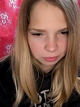 Snapshot of Zuli_Kiska chatting on September 14, 2025, 11:09 am Zuli Kiska online show from September 14, 2025, 11:09 am