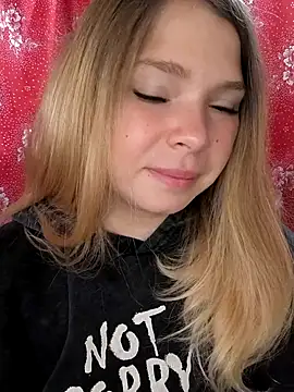 Snapshot of Zuli_Kiska chatting on October 7, 2025, 6:32 am Zuli Kiska online show from October 7, 2025, 6:32 am