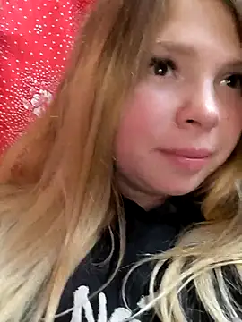 Snapshot of Zuli_Kiska chatting on October 8, 2025, 8:17 pm Zuli Kiska online show from October 8, 2025, 8:17 pm