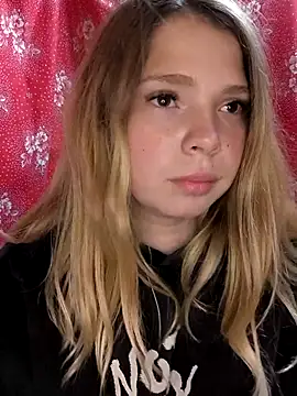 Snapshot of Zuli_Kiska chatting on October 11, 2025, 7:34 pm Zuli Kiska online show from October 11, 2025, 7:34 pm