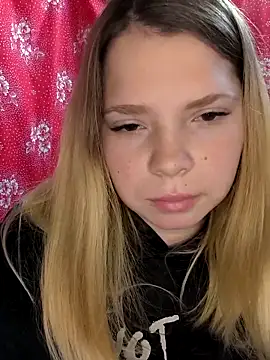 Snapshot of Zuli_Kiska chatting on October 20, 2025, 11:10 am Zuli Kiska online show from October 20, 2025, 11:10 am