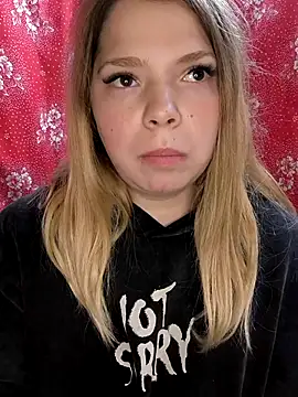 Snapshot of Zuli_Kiska chatting on October 28, 2025, 9:06 pm Zuli Kiska online show from October 28, 2025, 9:06 pm