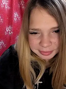 Snapshot of Zuli_Kiska chatting on October 30, 2025, 8:42 pm Zuli Kiska online show from October 30, 2025, 8:42 pm