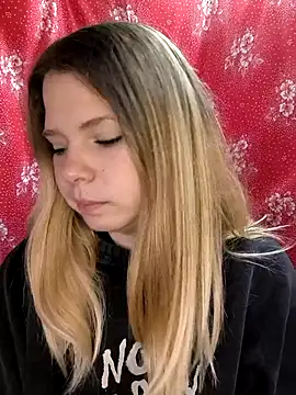 Snapshot of Zuli_Kiska chatting on November 5, 2025, 8:36 am Zuli Kiska online show from November 5, 2025, 8:36 am