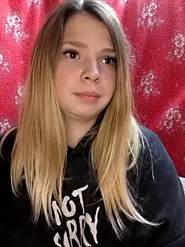 Snapshot of Zuli_Kiska chatting on November 9, 2025, 8:51 pm Zuli Kiska online show from November 9, 2025, 8:51 pm