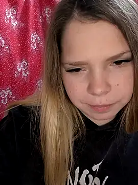 Snapshot of Zuli_Kiska chatting on November 10, 2025, 10:47 am Zuli Kiska online show from November 10, 2025, 10:47 am