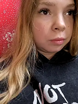 Snapshot of Zuli_Kiska chatting on November 12, 2025, 11:25 pm Zuli Kiska online show from November 12, 2025, 11:25 pm