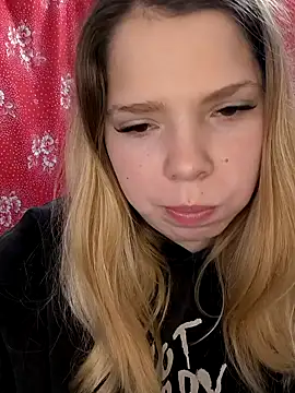 Snapshot of Zuli_Kiska chatting on November 14, 2025, 12:04 pm Zuli Kiska online show from November 14, 2025, 12:04 pm