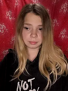 Snapshot of Zuli_Kiska chatting on November 20, 2025, 10:31 pm Zuli Kiska online show from November 20, 2025, 10:31 pm