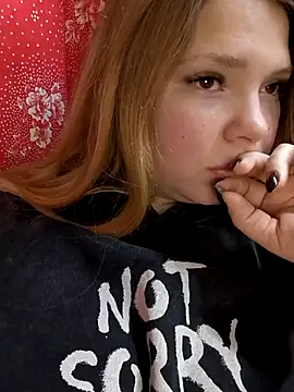 Snapshot of Zuli_Kiska chatting on November 25, 2025, 9:48 pm Zuli Kiska online show from November 25, 2025, 9:48 pm