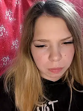 Snapshot of Zuli_Kiska chatting on November 27, 2025, 8:44 pm Zuli Kiska online show from November 27, 2025, 8:44 pm