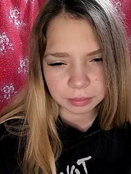 Snapshot of Zuli_Kiska chatting on November 30, 2025, 12:31 pm Zuli Kiska online show from November 30, 2025, 12:31 pm