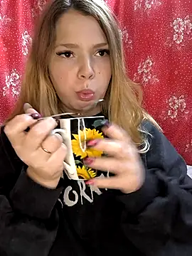 Snapshot of Zuli_Kiska chatting on December 1, 2025, 8:14 pm Zuli Kiska online show from December 1, 2025, 8:14 pm