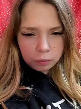 Snapshot of Zuli_Kiska chatting on December 3, 2025, 8:18 pm Zuli Kiska online show from December 3, 2025, 8:18 pm