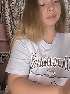 Snapshot of Zuli_Kiska chatting on July 14, 2026, 6:57 pm Zuli Kiska online show from July 14, 2026, 6:57 pm