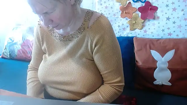 QueenLana online show from June 2, 2026, 7:54 am