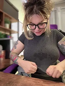 JennKenobi online show from February 19, 2025, 9:14 pm