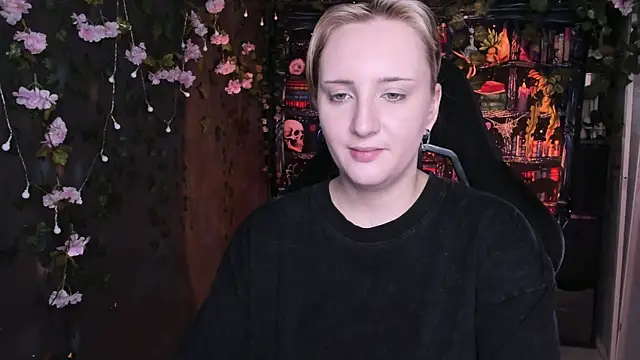 Snapshot of AsheLucker chatting on July 7, 2026, 6:47 am AsheLucker online show from July 7, 2026, 6:47 am