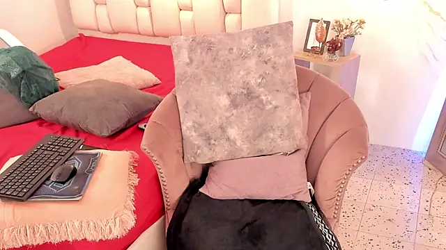 IsiisLovei online show from February 9, 2025, 5:11 pm