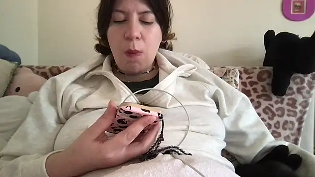 Snapshot of HYPHYtype chatting on September 13, 2025, 6:51 pm HYPHYtype online show from September 13, 2025, 6:51 pm