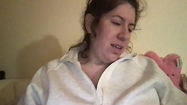 Snapshot of HYPHYtype chatting on October 4, 2025, 3:37 am HYPHYtype online show from October 4, 2025, 3:37 am