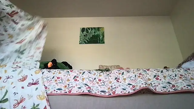 Snapshot of HYPHYtype chatting on October 10, 2025, 7:13 pm HYPHYtype online show from October 10, 2025, 7:13 pm