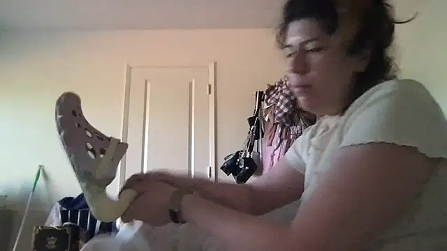 Snapshot of HYPHYtype chatting on October 16, 2025, 4:30 pm HYPHYtype online show from October 16, 2025, 4:30 pm