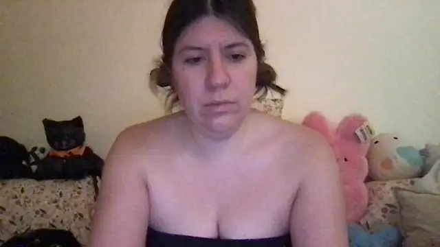 Snapshot of HYPHYtype chatting on October 31, 2025, 4:35 am HYPHYtype online show from October 31, 2025, 4:35 am