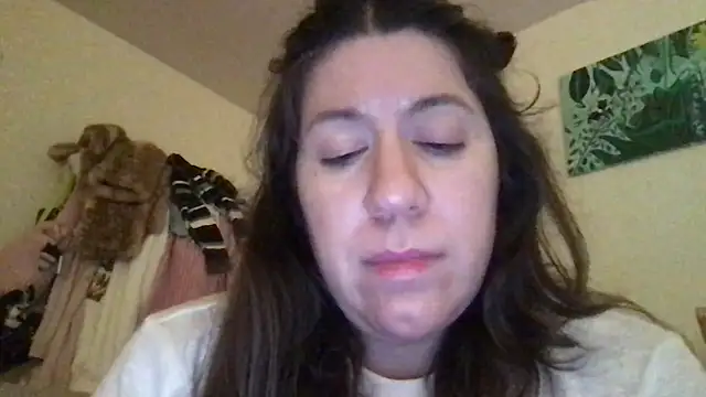 Snapshot of HYPHYtype chatting on November 1, 2025, 7:43 am HYPHYtype online show from November 1, 2025, 7:43 am