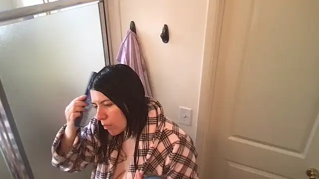 Snapshot of HYPHYtype chatting on November 4, 2025, 10:20 pm HYPHYtype online show from November 4, 2025, 10:20 pm