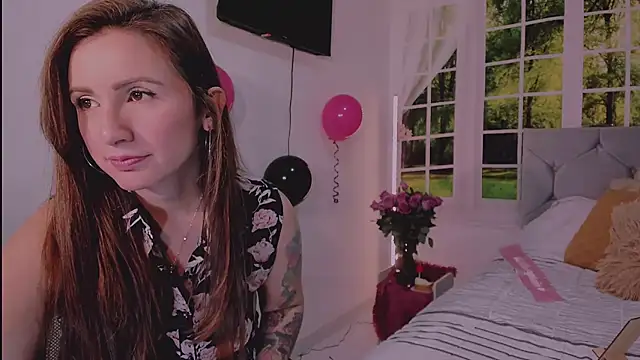 vanessabrown  online show from April 21, 2026, 3:39 pm