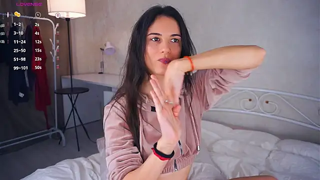 Holla Molly online show from March 6, 2025, 12:52 pm