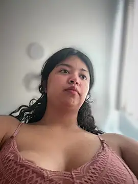 Peach Girll online show from May 13, 2026, 4:04 pm