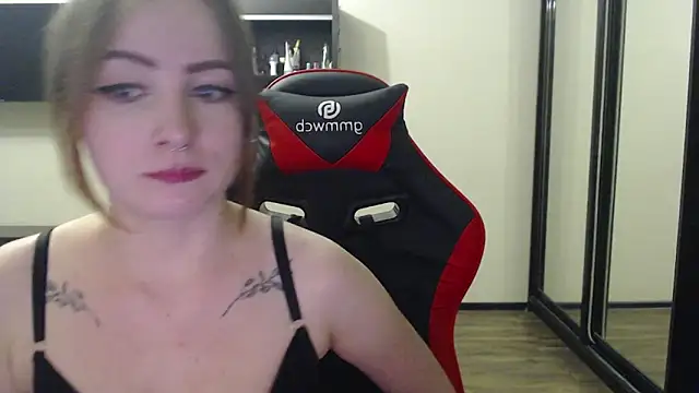 Laralianna online show from February 18, 2025, 3:43 pm