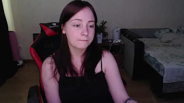 Laralianna online show from June 17, 2026, 7:33 am