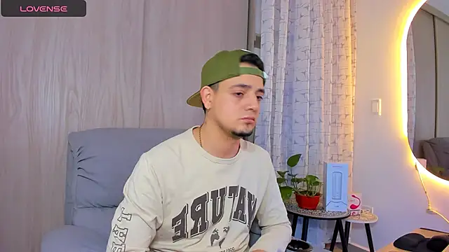 alejandro calderon1 online show from September 19, 2025, 2:13 am