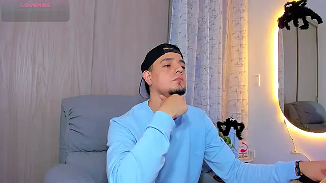 alejandro calderon1 online show from October 15, 2025, 4:56 am