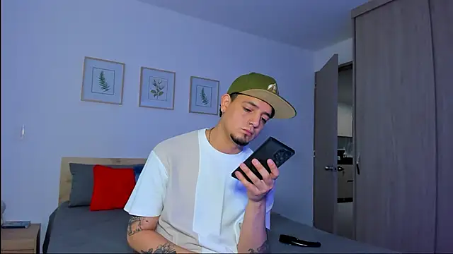 alejandro calderon1 online show from November 30, 2025, 5:11 am