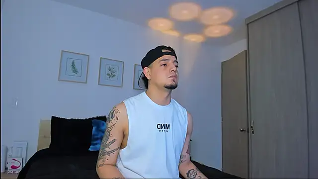 alejandro calderon1 online show from December 15, 2025, 1:54 am