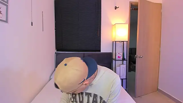 alejandro calderon1 online show from April 3, 2026, 5:27 am