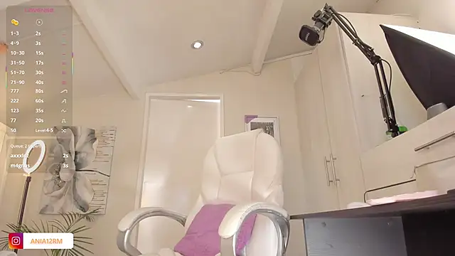 catalinasaiz online show from October 19, 2025, 1:56 pm