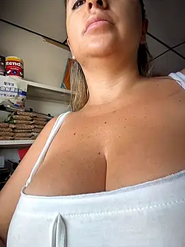 sammyqueenx21 online show from April 14, 2026, 12:00 pm