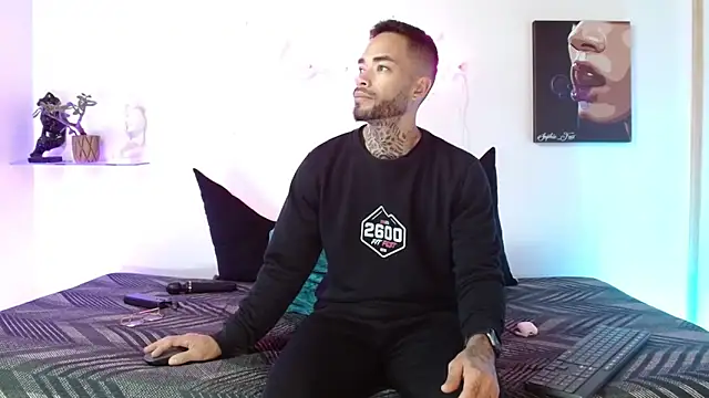 SophieFoxx17 online show from April 23, 2026, 12:04 pm