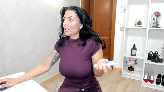 Snapshot of ElisaBaxter chatting on October 4, 2025, 4:21 am ElisaBaxter online show from October 4, 2025, 4:21 am