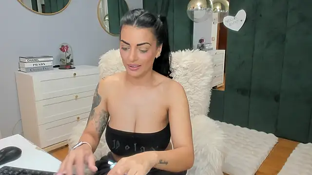 Snapshot of ElisaBaxter chatting on November 11, 2025, 4:01 am ElisaBaxter online show from November 11, 2025, 4:01 am