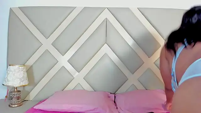 SSCARLETH  online show from February 19, 2025, 7:05 pm