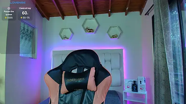 shanakendall online show from October 10, 2025, 2:05 pm