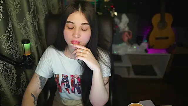 delicatedBailey online show from December 7, 2024, 5:48 am